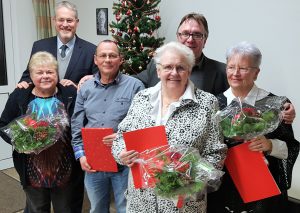(Im beigefügten Foto vorne v.l.n.r.: Helga Karwig, Norbert Schmidt, Elfriede Sieradrki und Therese Eicke, hinten v.l.n.r.: Jens Bennarend, Vorsitzender der Gladbecker SPD und Andi Dunkel, Vorsitzender der Rosenhügeler SPD, nicht im Bild: Sylvia Kucklan)