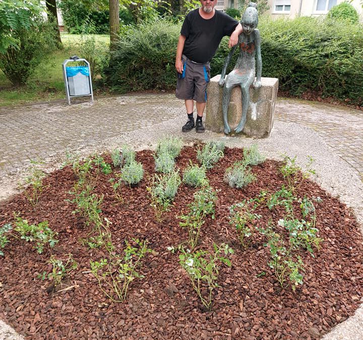„Die Anlage um das sitzende Mädchen von der Vehrenbergstraße erstrahlt im neuen Glanz“