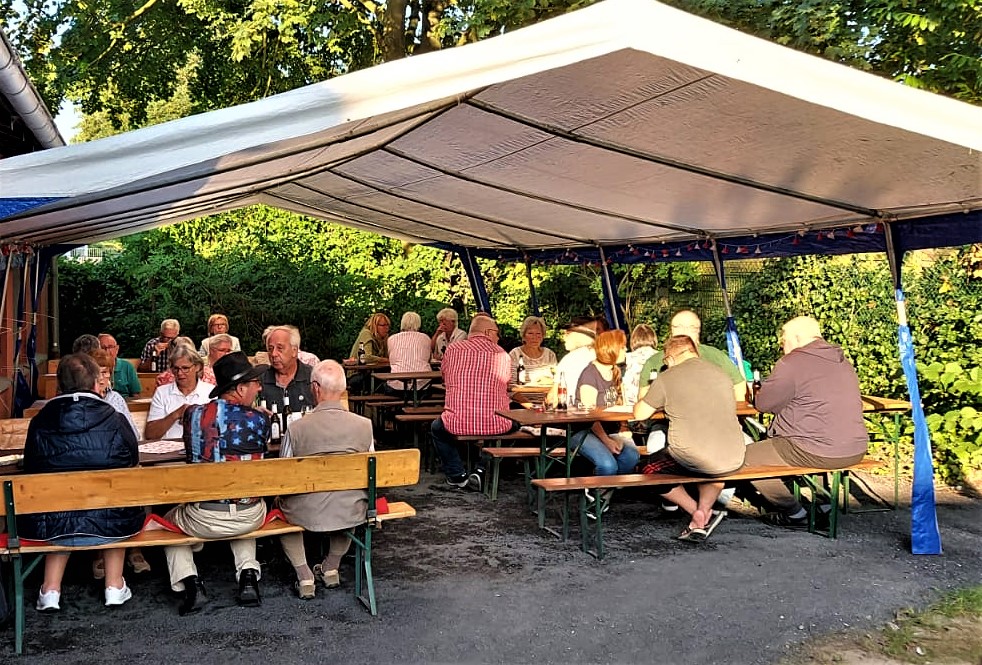 „Rosenhügeler Quartiers-Dämmerschoppen bei strahlendem Sonnenschein!“